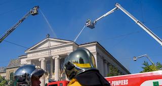 In der Kirche Sacr&eacute; Coeur in Genf ist am Donnerstagnachmittag ein Brand ausgebrochen: Drei Stockwerke der Kirche im Stadtteil Plainpalais sind eingest&uuml;rzt. 