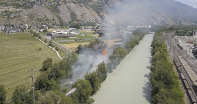 Am Freitagmittag entfachte sich unter einer Hochspannungsleitung in der Steger Industriezone ein Böschungsbrand. Das Feuer ist unter Kontrolle. Die Löscharbeiten sind aber nach wie vor im Gang.