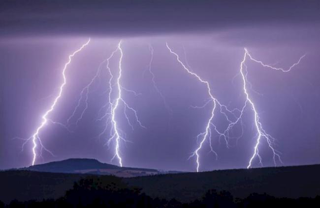 Stürmisch. MeteoNews rechnet für Freitagabend mit teilweise kräftigen Regengüssen und Gewittern.