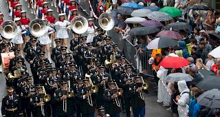 Rund 2000 Musiker haben die Basler Innenstadt in ein farbenpr&auml;chtiges Schauspiel verwandelt.