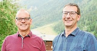 Endlich gehts los. Hans-Jakob Rieder (links) und Reinhard Tannast, die Gemeindepr&auml;sidenten  von Wiler und Kippel, freuen sich auf die Realisierung nach jahrelanger Vorbereitungszeit.