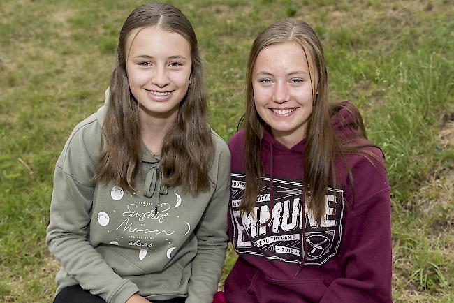 Eline Schalbetter (14) aus Ritzingen und Josianne Carlen (14) aus Gluringen.