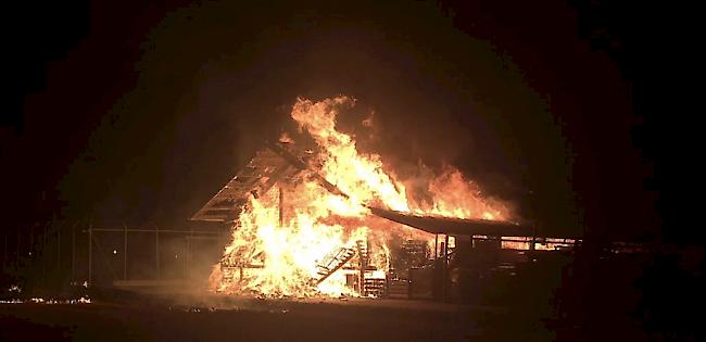 Ein Grossbrand hat in er Nach auf Dienstag einen Hangar des Ausschaffungszentrums (LMC) in Granges zerstört. 