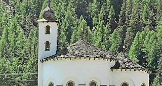 Der Friedhof von Saas-Balen bei der historischen Rundkirche. Foto zvg