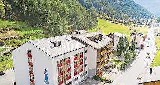 Das Trottoir beim Altersheim St. Antonius in Saas-Grund soll schon bald &shy;saniert werden. Foto Christian Pfammatter