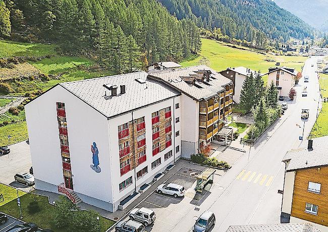 Das Trottoir beim Altersheim St. Antonius in Saas-Grund soll schon bald ­saniert werden. Foto Christian Pfammatter