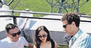 Asiatische Unterst&uuml;tzung. Die Mitfahrerin zieht aus dem &shy;Kartenspiel eine Karte.