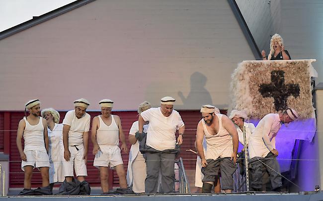 Szenen aus «Schafswaldklinik» von Theater Leuk. 