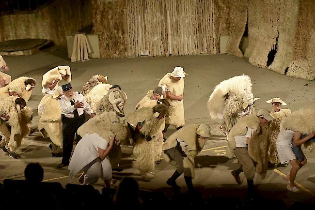 Szenen aus «Schafswaldklinik» von Theater Leuk. 