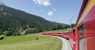 Die Rh&auml;tische Bahn streicht ihre Gleis wegen der Hitze weiss an.