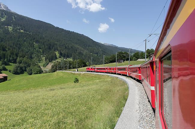 Die Rhätische Bahn streicht ihre Gleis wegen der Hitze weiss an.