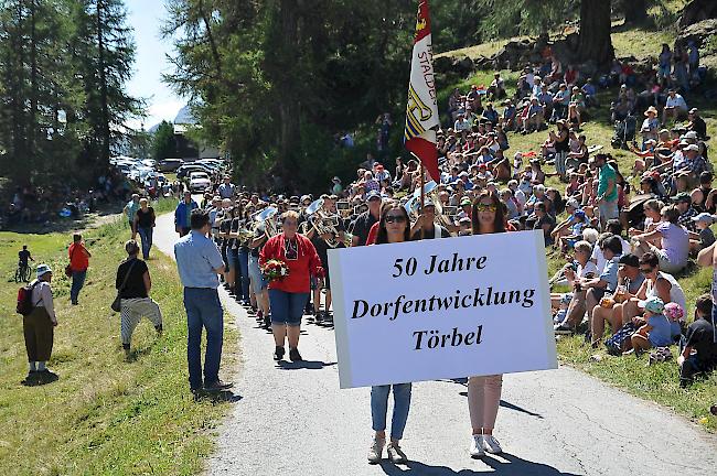 Der Umzug stand unter dem Thema «Dorfentwicklung Törbel in den letzten 50 Jahren».