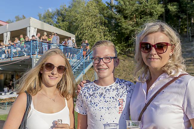 Sinya Anthamatten (18), Brig-Glis, Stephano Inderwildi (14), Granges, und Jasmin Schwery (41), Steg.