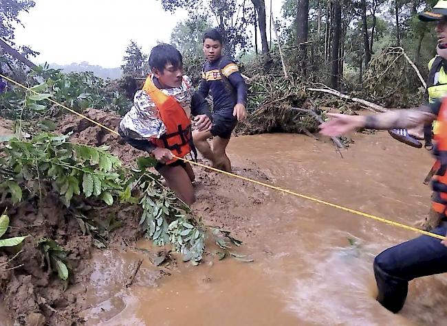 29 Todesopfer. Vor einer Woche war in der südöstlichen Provinz Attapeu ein noch im Bau befindlicher Staudamm an einem Nebenfluss des Mekong nahe der Grenze zu Kambodscha gebrochen.