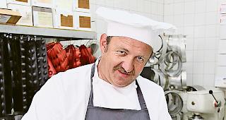 Ein &laquo;normales&raquo; Cordon bleu. Norbert Schwery wirkt beim Versuch, ein 400 Kilogramm schweres Cordon bleu zuzubereiten, aktiv mit.