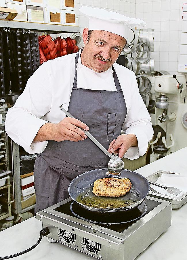 Ein «normales» Cordon bleu. Norbert Schwery wirkt beim Versuch, ein 400 Kilogramm schweres Cordon bleu zuzubereiten, aktiv mit.