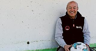 Vor dem Turnier. Erwin Venetz und der FC Raron.