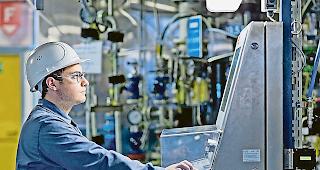 In einem Betrieb werden die Schichten um zwei Stunden nach hinten verschoben. 