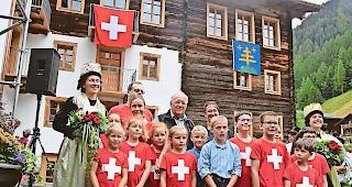 Hocherfreut. Bundesrat Johann Schneider-Ammann (Bildmitte) mit den Sch&uuml;lern vor dem neuen Schulhaus.