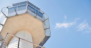 Luftraum&uuml;berwachung. Fluglotse Andr&eacute; Roh bei der Arbeit. Trotz modernster Technik hat der Feldstecher in den &shy;Kontrollt&uuml;rmen der Flugh&auml;fen offensichtlich noch nicht ausgedient. Fotos wb