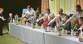 Noble Runde. Szene aus &laquo;C&auml;sar Ritz&raquo; in Niederwald: Eine noble Tafelrunde l&auml;sst sich bedienen. Foto wb