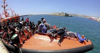 F&uuml;r die seit Tagen auf einem Schiff festsitzenden Fl&uuml;chtlinge gibt es trotz Drohungen aus der Regierung in Rom weiter keine L&ouml;sung.