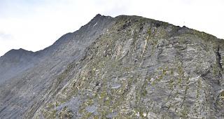 Ungl&uuml;ck. Wieder ein t&ouml;dlicher Unfall in den Schweizer Bergen, diesmal im Kanton Graub&uuml;nden. Eine Frau ist am Freitag am Piz Terrin rund 220 Meter in die Tiefe gest&uuml;rzt.