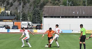 Lucca Fryand (rechts) und Dominique Feldner im Zweikampf mit einem Spieler von Vaud M21.