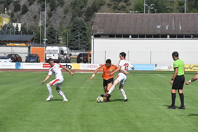 Lucca Fryand (rechts) und Dominique Feldner im Zweikampf mit einem Spieler von Vaud M21.