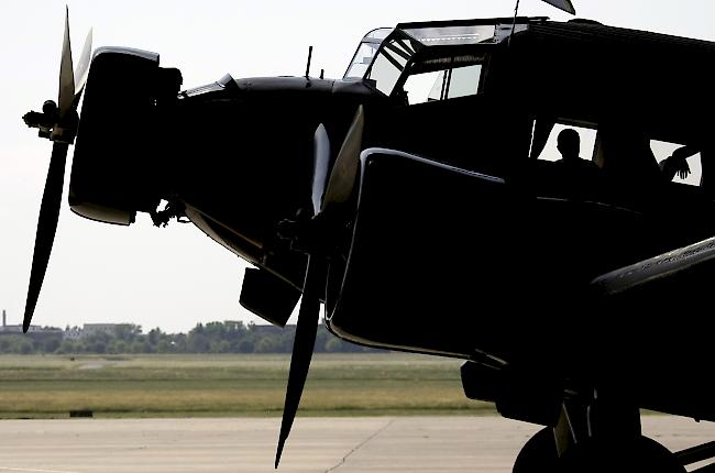 Unglück. Bei der abgestürzten Maschine handelt es sich um eine Ju-52. Das Flugzeug bietet Platz für 17 Passagiere und 3 Besatzungsmitglieder.