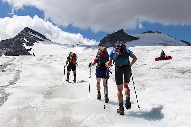 Kontrollen. Wie die «NZZ am Sonntag» schreibt, setzt der Kanton Wallis vier Kontrolleure ein, um gegen Tourenleiter ohne Lizenz vorzugehen.