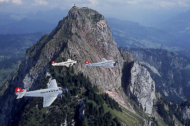 Platz für 20 Personen. Bei der Unglücksmaschine am Piz Segnas handelte es sich gemäss Polizeiangaben um eine Ju-52 HB-HOT.