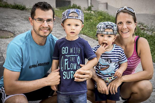 Philipp (36), Nevio (3.5), Levin (2) und Patricia Bregy (36), Gamsen.