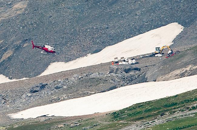 Ein Helikopter in der Nähe der Unglücksstelle