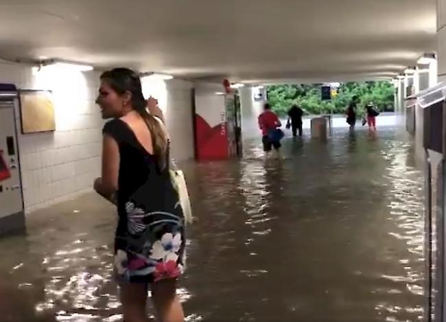 Die Unterführung des Sittener Bahnhofs war nach dem Gewitter überschwemmt.