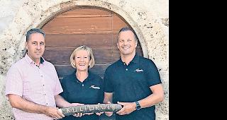 &Uuml;bergabe. Noch-OK-Pr&auml;sident Egon Gsponer (links) gibt das  Zepter an Vreny Heynen und Michel Hildbrand ab.