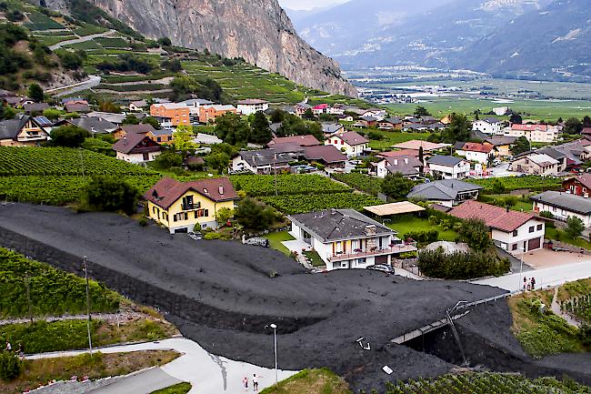 Gewaltig. Aufgrund der kurzen aber heftigen Niederschlägen ist am Dienstagabend in Chamoson eine Schlammlawine niedergegangen.