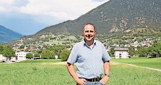 Besorgt. Landwirt Dominic Eggel vor dem Dach des Werkhofs (Geb&auml;ude hinten links), wo die Mobilfunkantenne entsteht.Foto wb