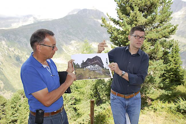 Zentrumsleiter Laudo Albrecht (links) und Innenarchitekt Iwan Ruppen erklären die geplante Montage der Aussenregister für die Luft-/Wärmepumpe an einem Nebengebäude des Zentrums. Foto wb