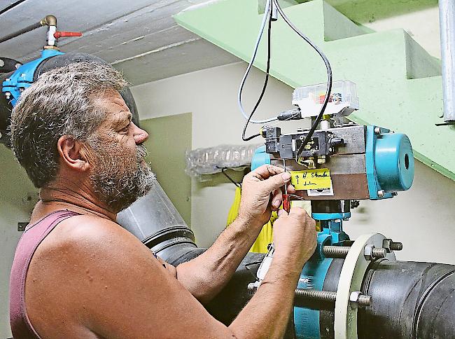 Tüftler. Fredy Kummer macht sich an der Verwurfklappe zu schaffen.