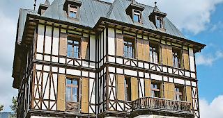 Sanierungsbedarf. Zentrumsleiter Laudo Albrecht (links) und &shy;Innenarchitekt Iwan Ruppen vor der Villa Cassel.Foto wb