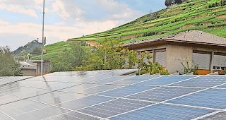 Zukunftsmusik. Mittelgrosse Firmen werden in Zukunft mithilfe von Fotovoltaikzellen einen eigenen Stromkreislauf aufbauen k&ouml;nnen. Auf dem Bild: Fotovoltaikanlage auf einem Geb&auml;ude der HES-SO Wallis.
