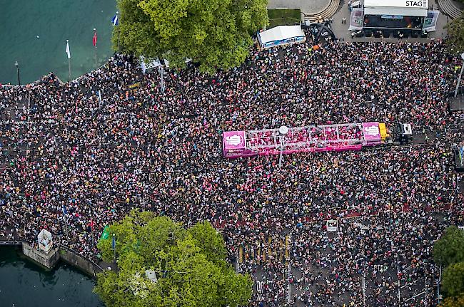 Heute Mittag geht die Street Parade in Zürich in die 27. Runde.