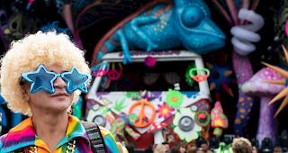 Viele der Techno-Fans zeigen sich auch in diesem Jahr gerne bunt und schrill.