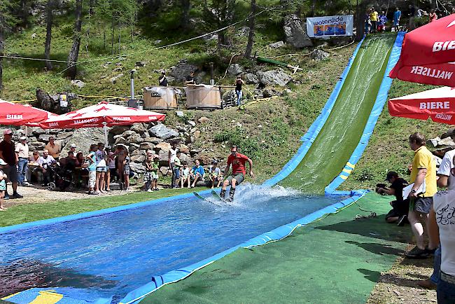 Jubiläumsausgabe des Waterslide Contest in Simplon Dorf. 