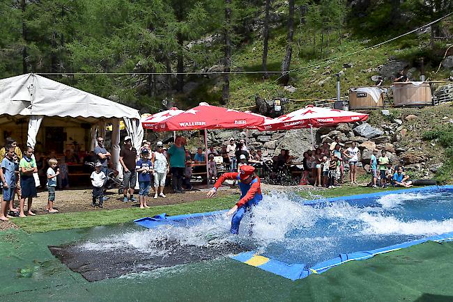 Jubiläumsausgabe des Waterslide Contest in Simplon Dorf. 