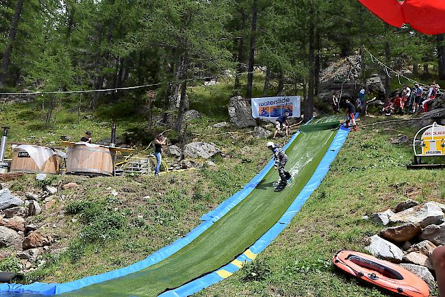 Jubiläumsausgabe des Waterslide Contest in Simplon Dorf. 