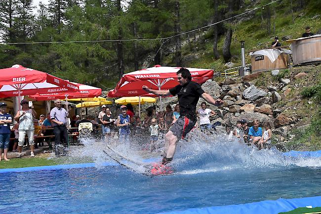 Jubiläumsausgabe des Waterslide Contest in Simplon Dorf. 