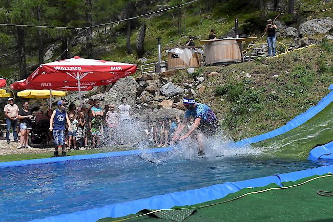 Jubiläumsausgabe des Waterslide Contest in Simplon Dorf. 