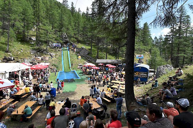 Jubiläumsausgabe des Waterslide Contest in Simplon Dorf. 